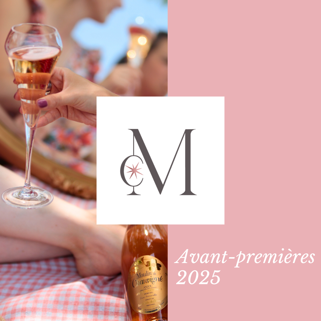 Personne tenant une flûte de vin rosé lors d’un moment convivial, avec une bouteille de vin du Moulin de Chauvigné posée au premier plan. Visuel annonçant les “Avant-premières 2025”.