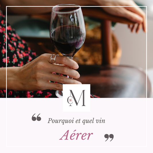 Main tenant un verre de vin rouge en intérieur, avec le logo du Moulin de Chauvigné et le texte “Pourquoi et quel vin aérer”.