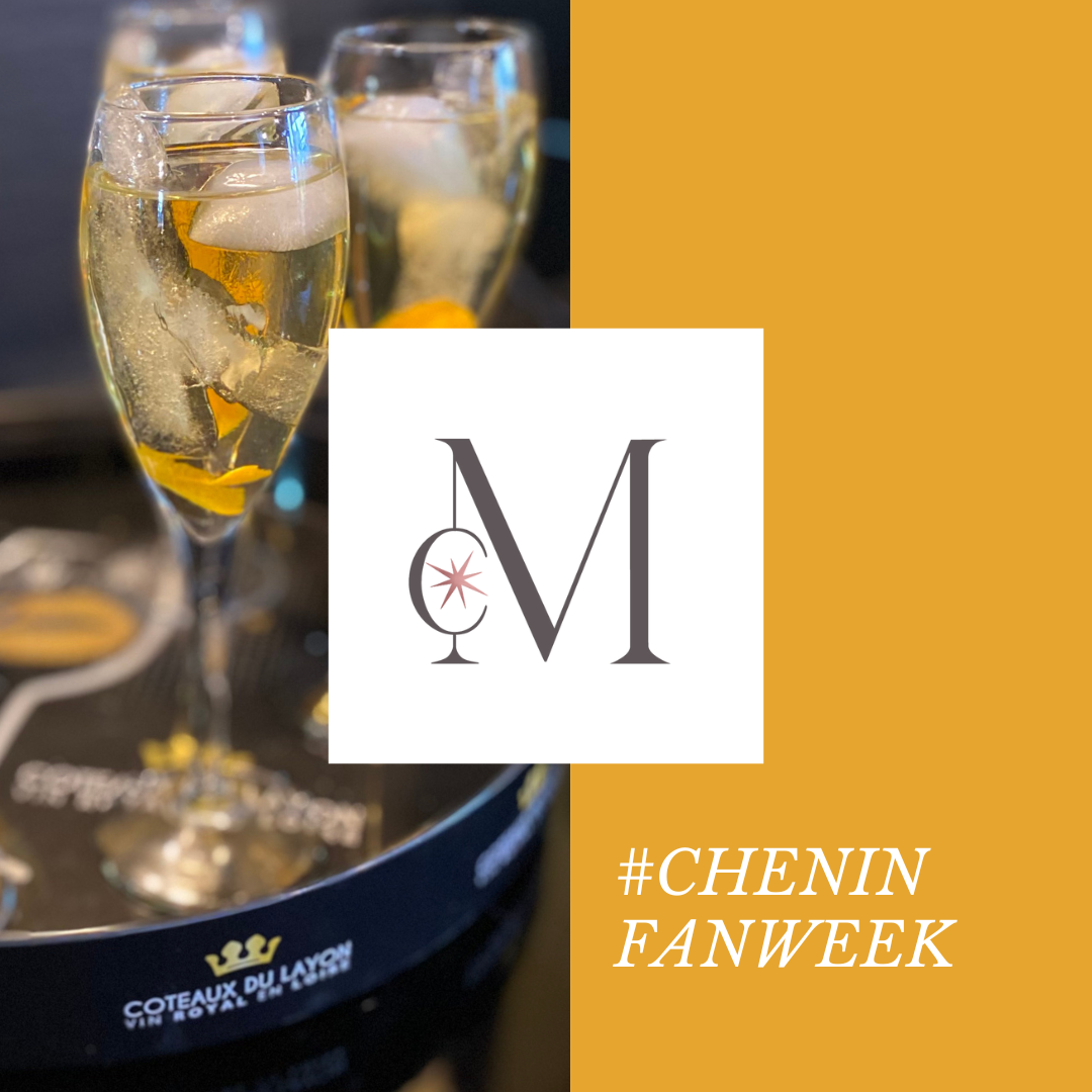 Flûtes remplies d’un cocktail à base de vin avec glaçons et zestes d’agrumes, mises en avant avec le logo du Moulin de Chauvigné et le hashtag #CheninFanWeek.