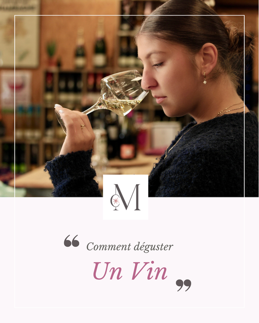 Femme avec un verre de vin à la main sentant un vin blanc.