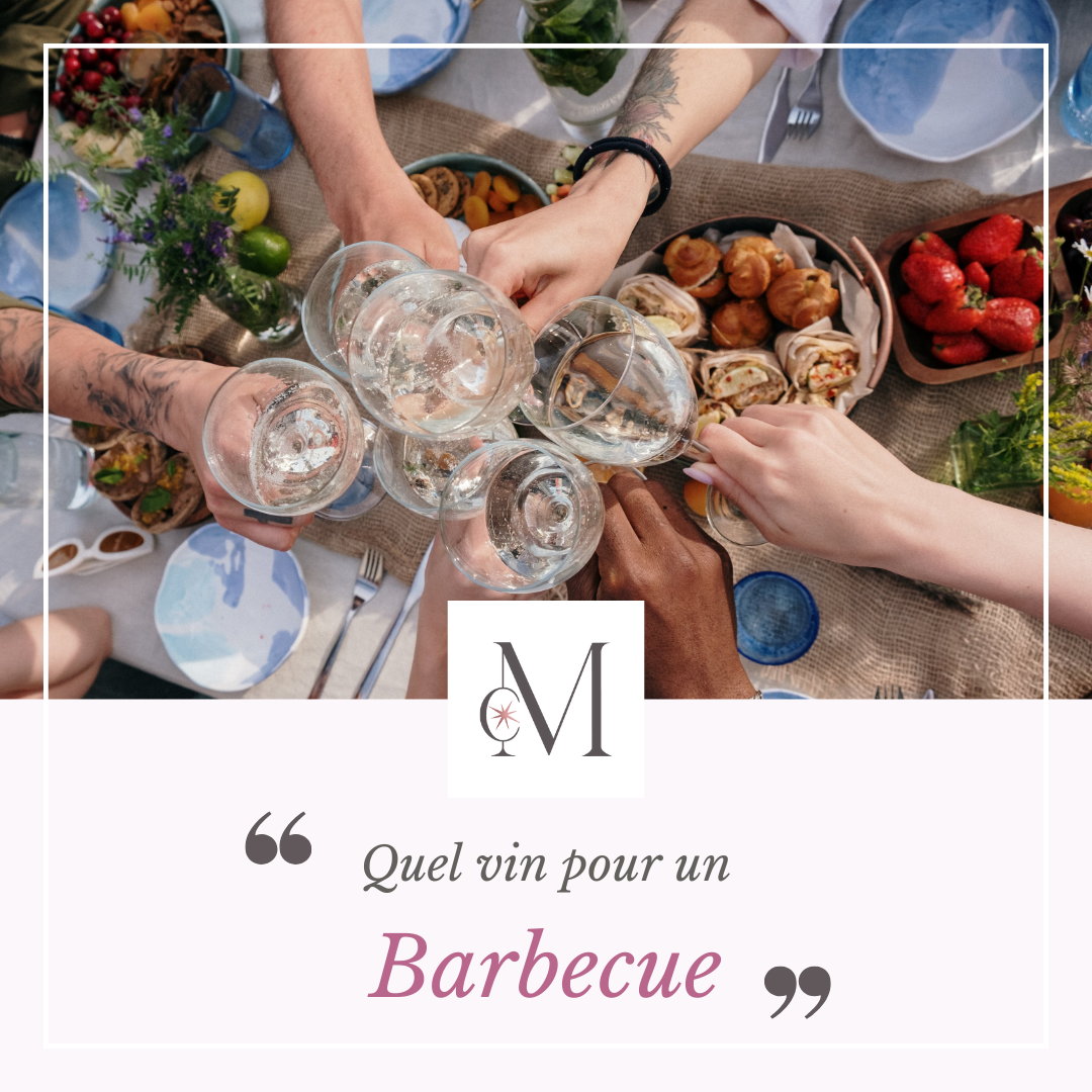 Vue de dessus d’un groupe de personnes trinquant avec des verres de vin autour d’une table conviviale garnie de plats, dans une ambiance estivale. Visuel du Moulin de Chauvigné avec le texte “Quel vin pour un barbecue”.