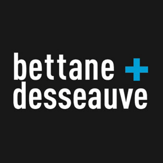Logo Bettane Desseauve en blanc avec fond noir