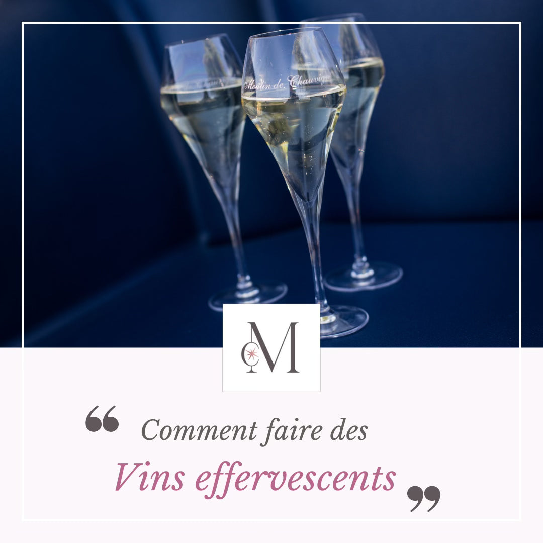 Trois flûtes de vin effervescent remplies, posées sur un fond bleu. Visuel avec le logo Moulin de Chauvigné et le texte : “Comment faire des vins effervescents”.