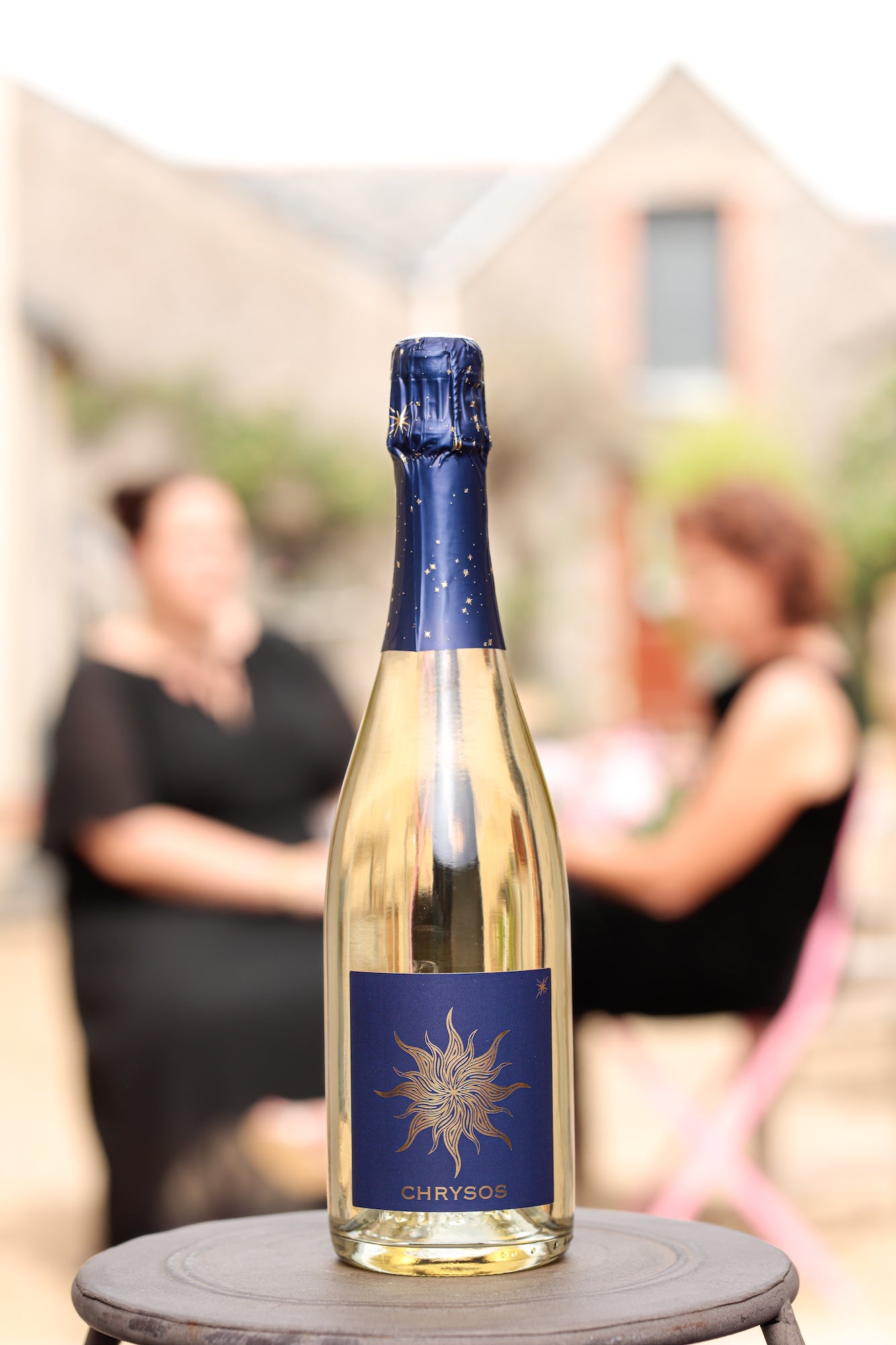 Bouteille de vin effervescent Chrysos du Moulin de Chauvigné présentée en extérieur au domaine, cuvée élaborée en Vallée de la Loire