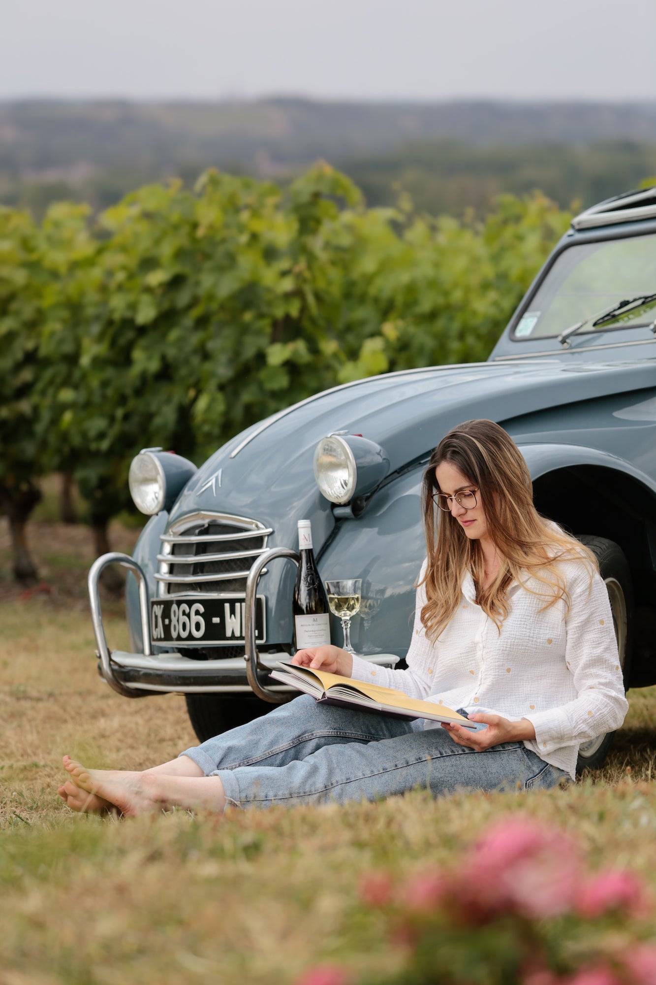 Moment de détente au vignoble en Vallée de la Loire : dégustation de vin blanc Savennières du Moulin de Chauvigné près des vignes, ambiance œnotouristique et art de vivre