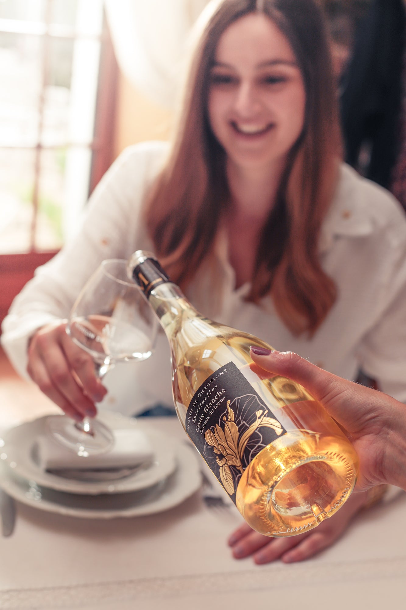 Service d’un vin blanc moelleux Coteaux du Layon Spirituelles Croix Blanche du Moulin de Chauvigné lors d’un moment de dégustation à table, vin de la Vallée de la Loire