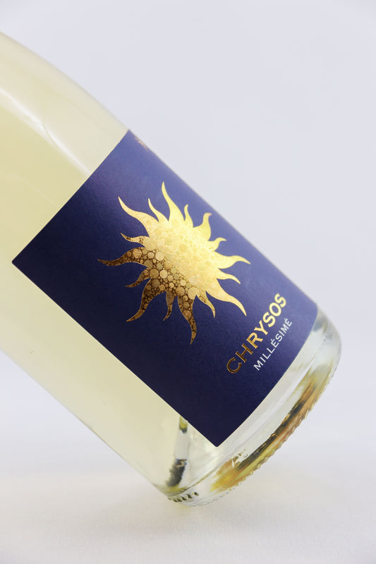 Détail de l’étiquette dorée de la cuvée Chrysos du Moulin de Chauvigné sur une bouteille de vin effervescent de la Vallée de la Loire