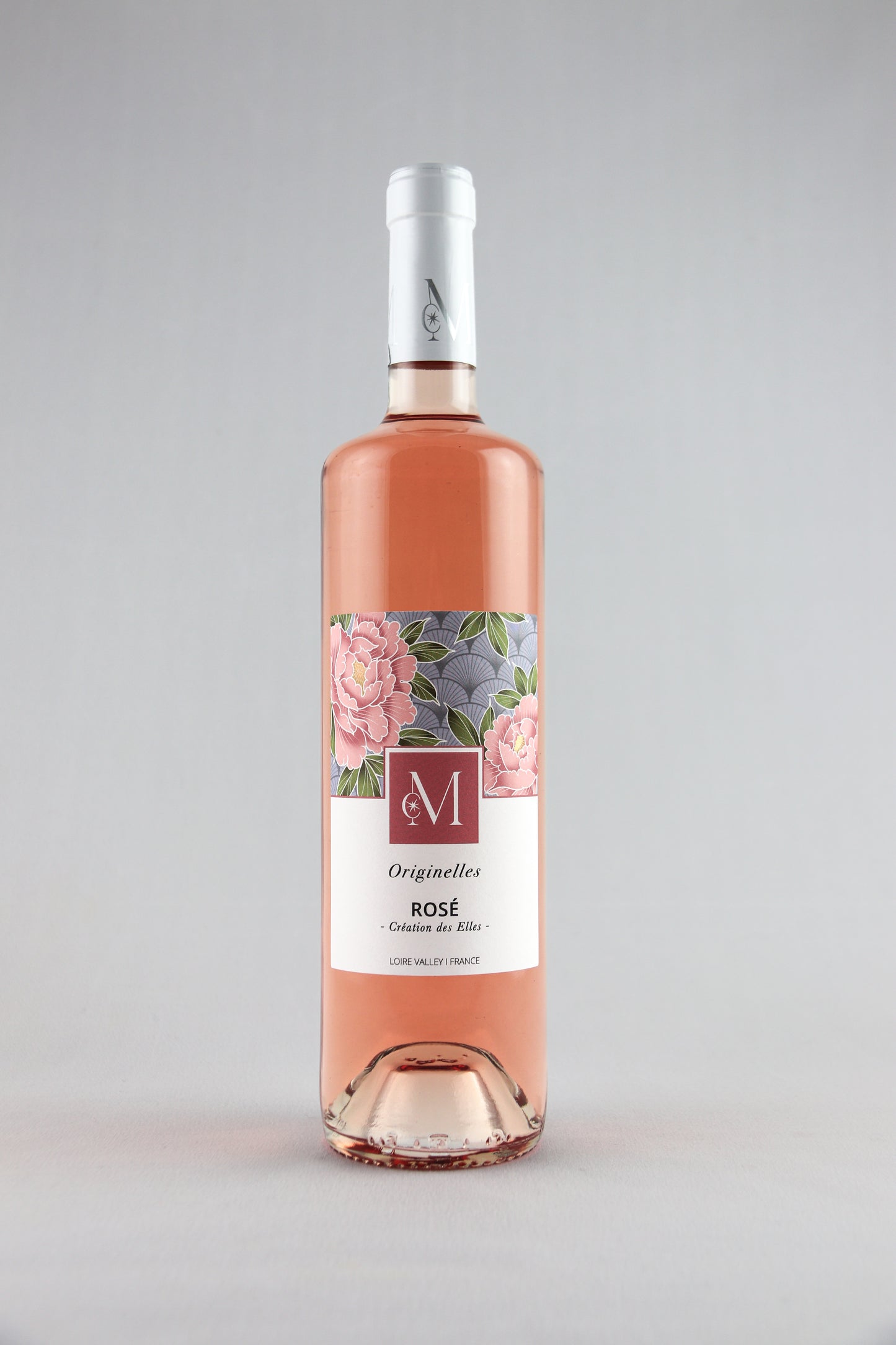 Bouteille de vin rosé Originelles du Moulin de Chauvigné, présentée sur fond neutre avec une étiquette florale rose