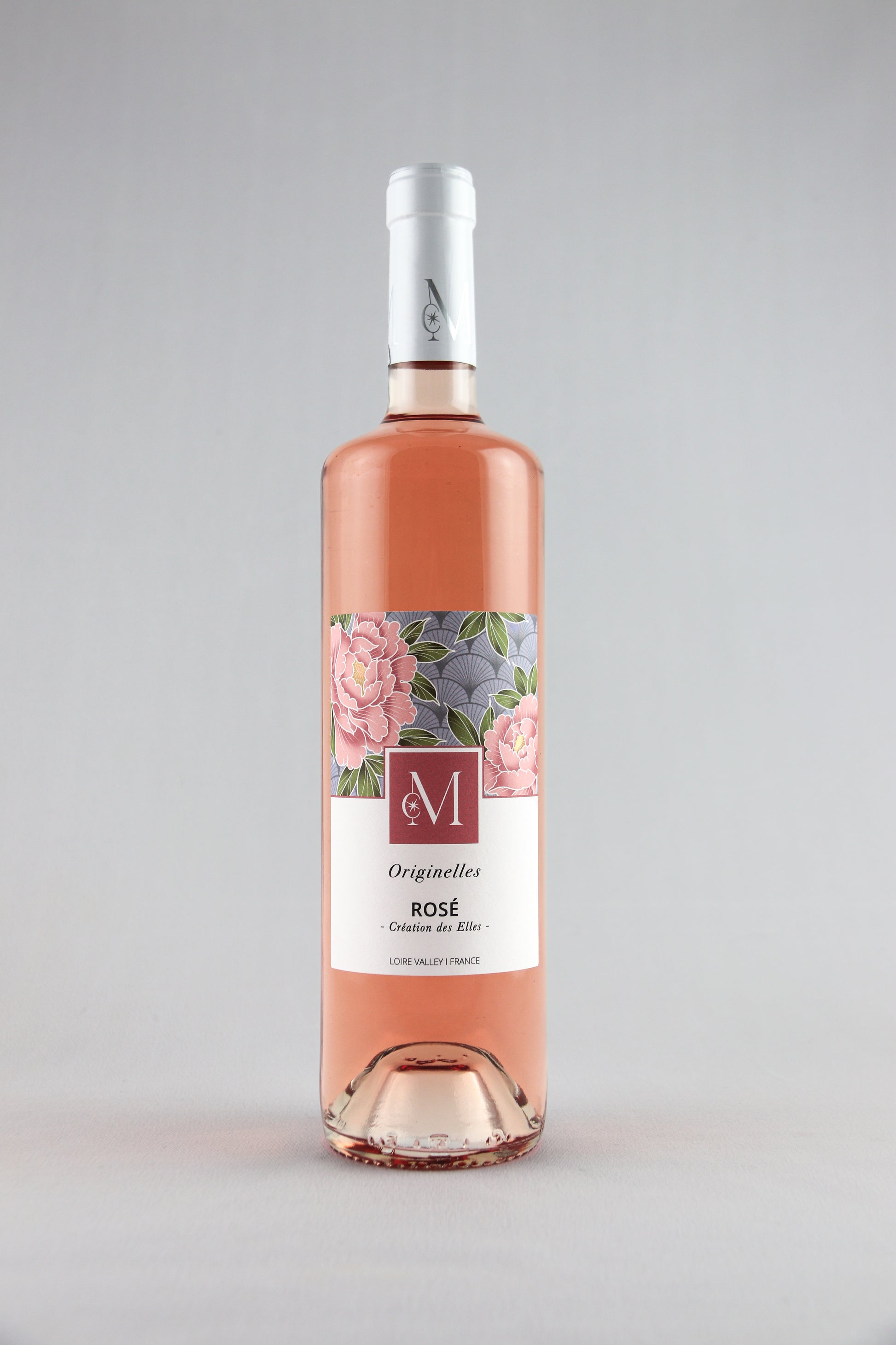 Bouteille de vin rosé Originelles du Moulin de Chauvigné, présentée sur fond neutre avec une étiquette florale rose