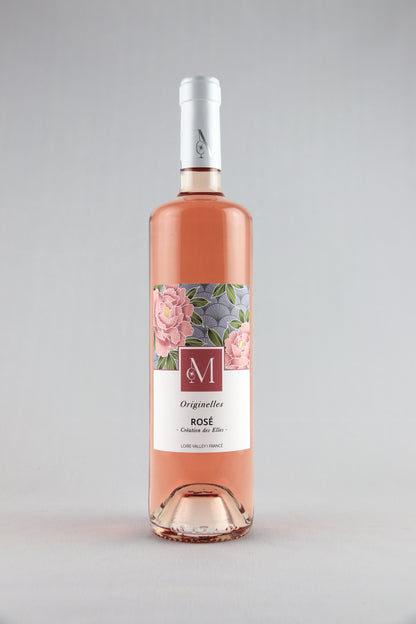 Bouteille de vin rosé Originelles du Moulin de Chauvigné, présentée sur fond neutre avec une étiquette florale rose