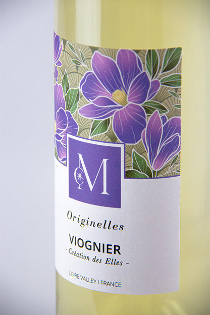Gros plan sur l’étiquette du vin blanc Originelles Viognier du Moulin de Chauvigné, avec motifs floraux violets